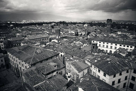 意大利历史建筑和山岳的红色屋顶卢卡屋顶图片