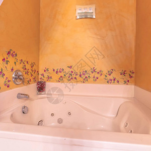 在浴室的白色浴缸中建有广场作物图片