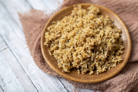 健康的棕米饭和quino图片