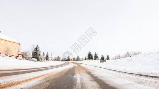 开着典型的铺面公路在美国郊区一个高楼图片