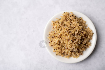 健康的棕米饭和quino图片