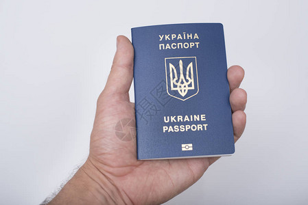 男子手中的蓝色乌克兰护图片