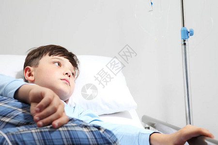生病的儿童被单独关在医院的病房里图片