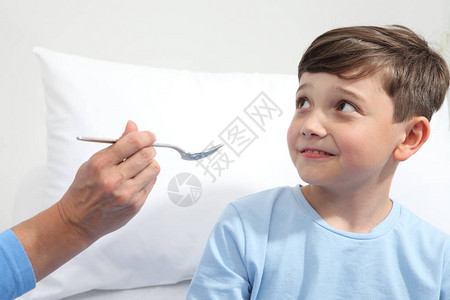 看着护士用勺子给他吃药的生图片