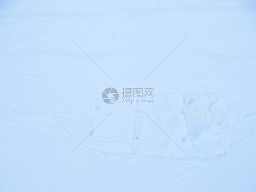 脚印在雪地里的雪鞋图片