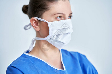 戴防护面罩的女医生或护士的画像图片