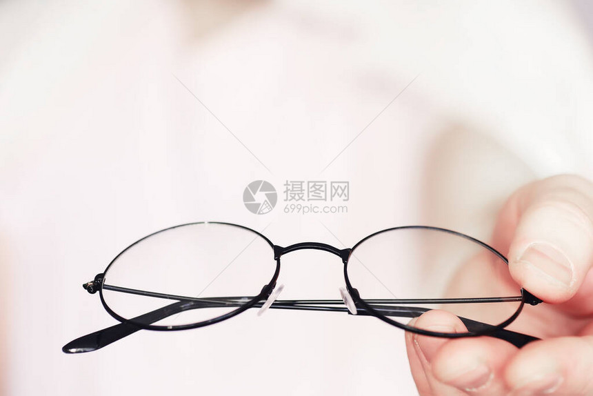 视力不佳的概念手持隐形眼镜和眼镜广告眼镜图片