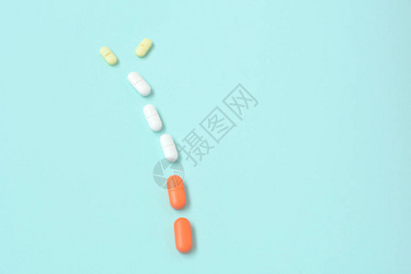 各种药品片和胶囊平板本背景不同药片医疗保健顶视复制图片