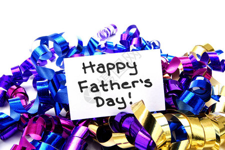 彩色丝带与手写的父亲节快乐标签在白色图片
