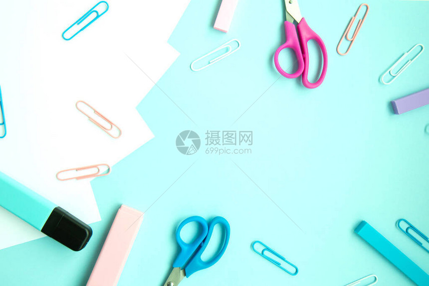 蓝色背景上的学校文具和用品图片