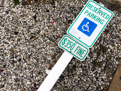 设有保留停车位的地面残疾图片