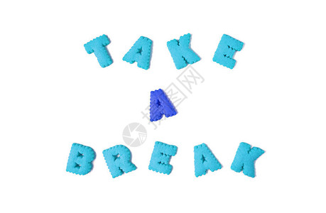 白色背景上用红色和蓝色字母形状的饼干拼写的TAKEABR图片