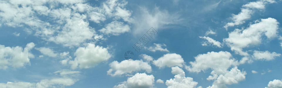 有白云的蓝色天空背图片