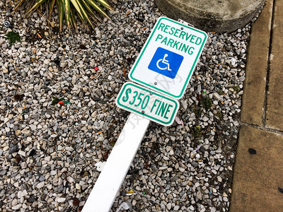 设有保留停车位的地面残疾图片
