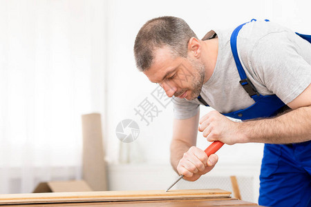 木匠制造家具与木制板在室内工作图片