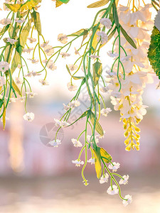 人造蓝白鲜花将拱门装饰为婚礼仪式的背景花的背景有选择的焦点图片