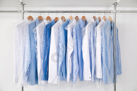 现代干洗店的衣服架子背景图片