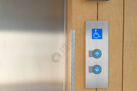 带有盲文代码和障碍标志的电梯按钮允许向上或向图片