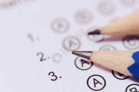 答案表或标准测试表格上的笔状图片