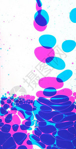 白色背景上含蓝色和紫红色液体滴的图片