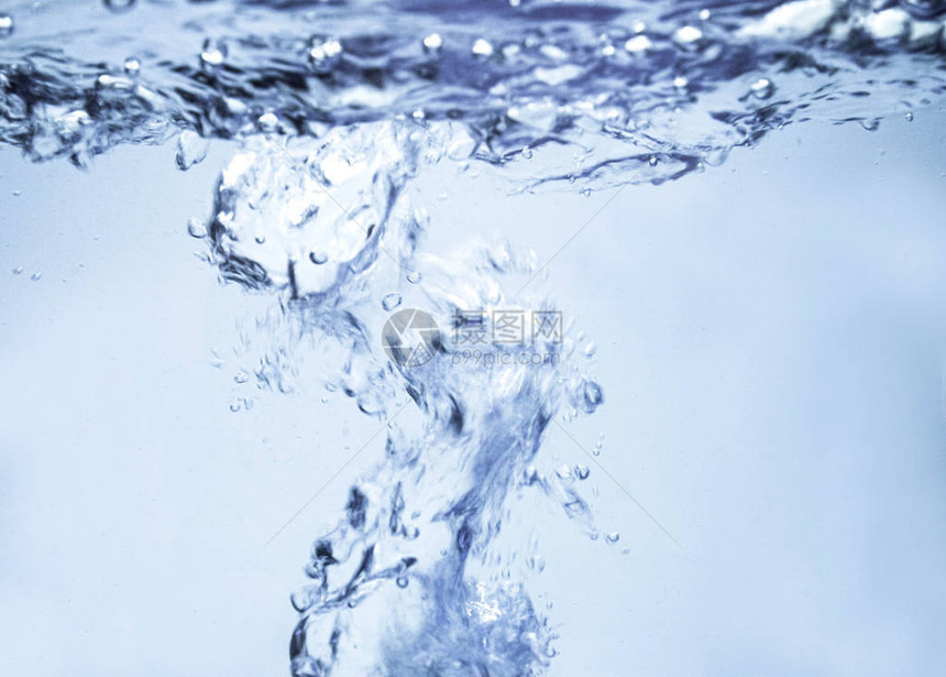 气泡在蓝色纯净水中上升到表面抽象背景图片