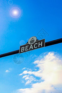 街道标志BACH和蓝色天空云彩阳背景图片