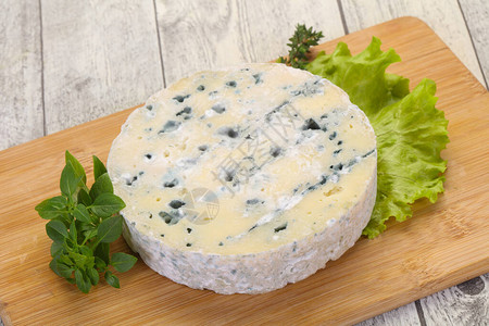 圆形蓝纹奶酪配沙拉和罗勒背景图片