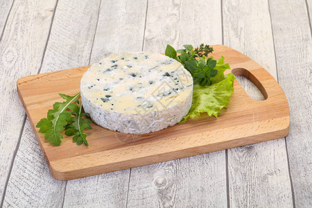 圆形蓝纹奶酪配沙拉和罗勒背景图片