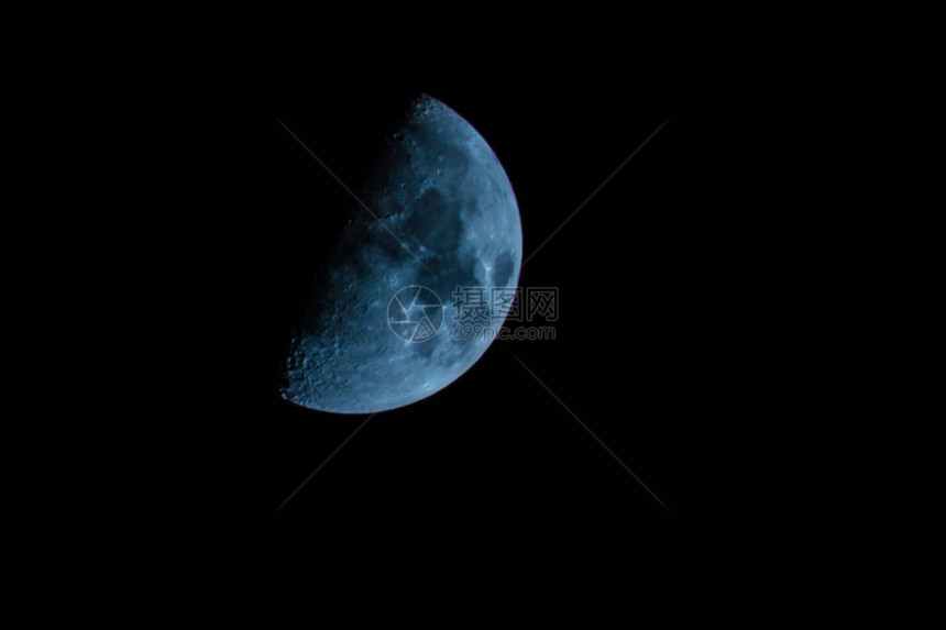 半蓝月亮黑色天空夜摄影图片