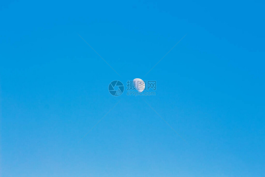 蓝天上的月亮背景设计工件图片