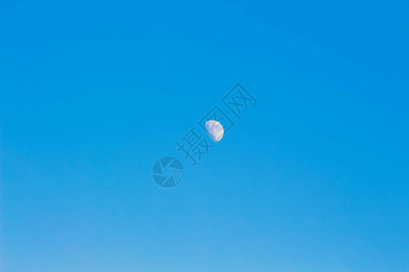 蓝天上的月亮背景设计工件图片
