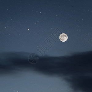 夜空中巨大的满月与明亮的星图片