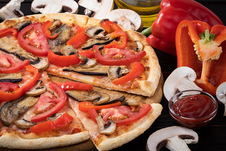 比萨素食与茄子和番茄蘑菇木制背景上图片