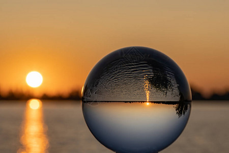太阳升起在佐特默尔斯普拉湖的水中反映出来图片