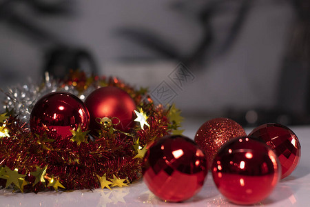 红圣诞舞会玩具在新年主题的黄背景图片