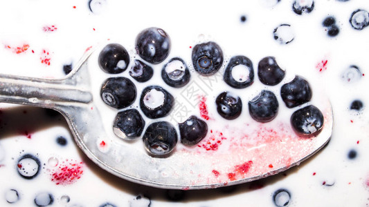 蓝莓和草莓在牛奶中野浆果加牛奶蓝莓图片