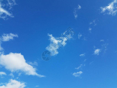 蓝色天空有白色的毛状图片