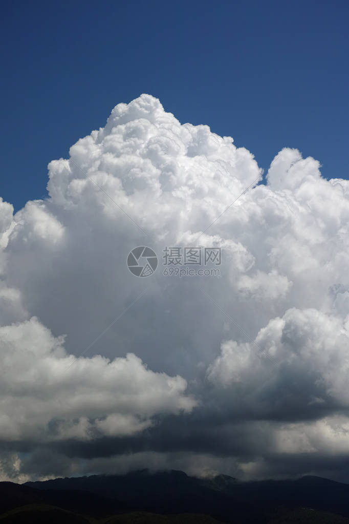高耸的积雨云垂直的云图片