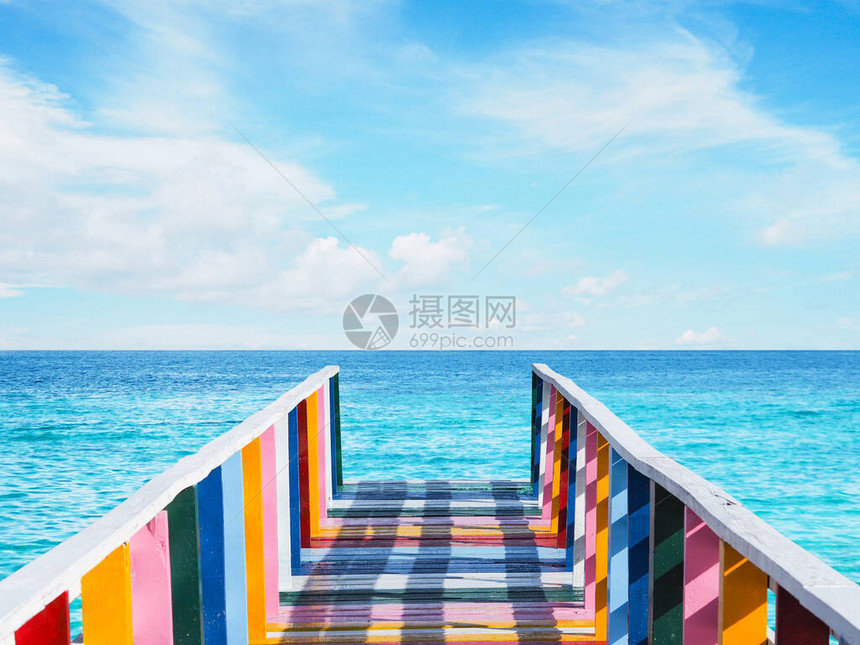 海洋上的多彩虹古老的木桥在码图片