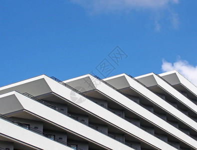 几何白色现代公寓楼对角线几何阳台和栏杆的角落细节反图片