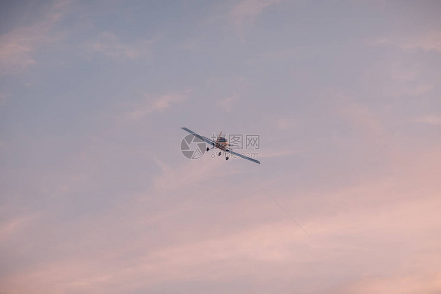 小型单引擎飞机在日图片