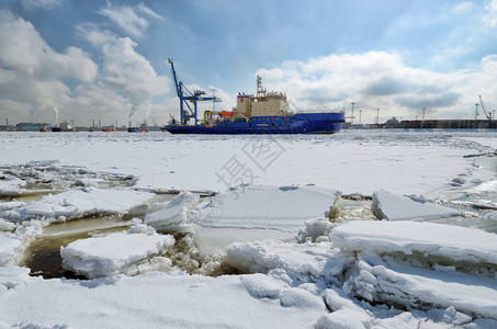 港口的水域在冬天海湾的水被冰图片
