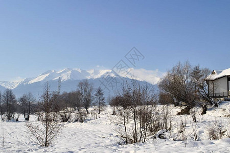 冬雪寒冷的寒雪山背景图片