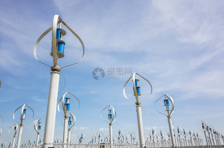蓝天空风力涡轮机图片