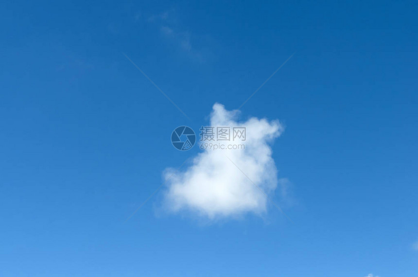 蓝天中的一朵白云图片