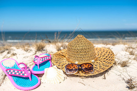 海的假日景观与夏季海滩配件在沙滩旅游度假背景图片