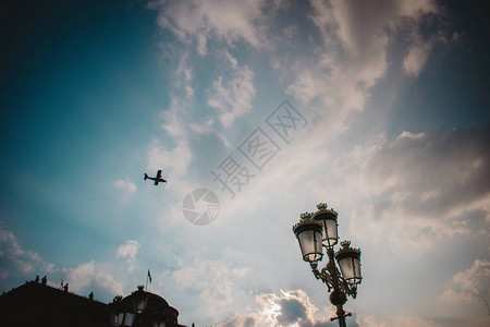 日落时天空背景中的飞机图片