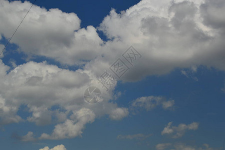 在蓝天背景的大白云图片