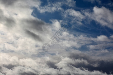 蔚蓝的天空中飘着淡的白云图片