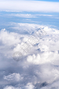 云层上方美丽的天空云图片